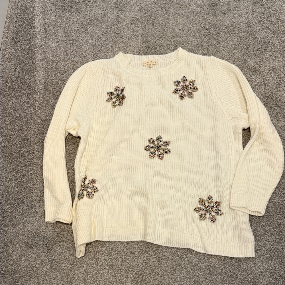 Chic White Sweater with snowflakes Details